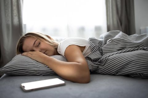 Deshalb sollten Sie Ihr Smartphone vor dem Schlafen lieber ganz ausschalten