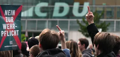 &bdquo;Bildung statt Bomben&ldquo; &ndash; Zehntausende Sch&uuml;ler demonstrieren bundesweit gegen die Wehrpflicht