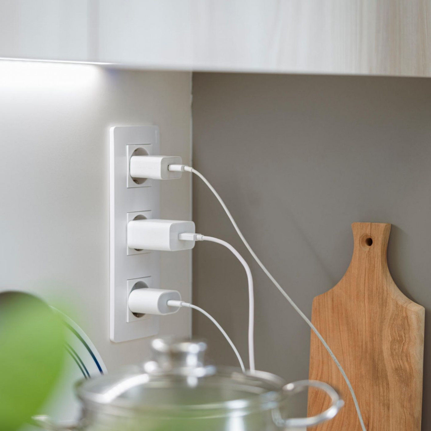 So viel verbraucht ein Ladekabel, das in der Steckdose bleibt
