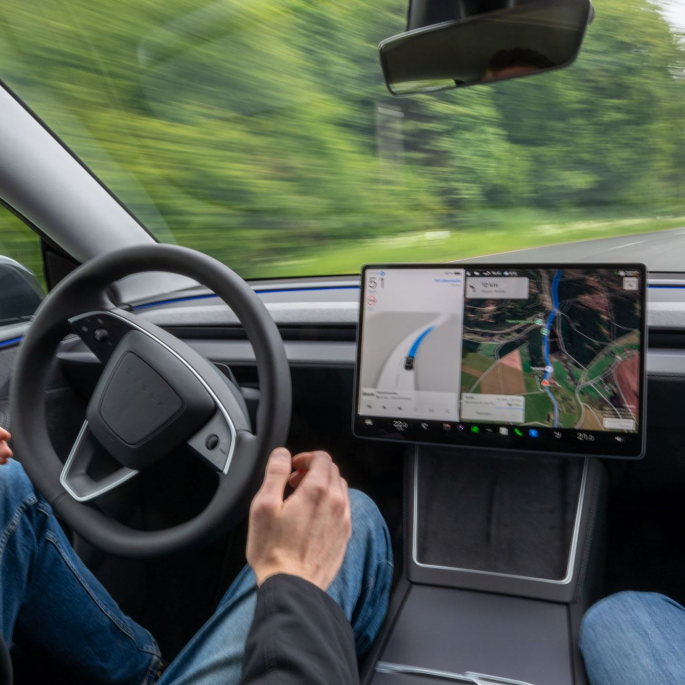 Selbstfahrende Teslas bringen Sch&uuml;ler und Senioren ans Ziel
