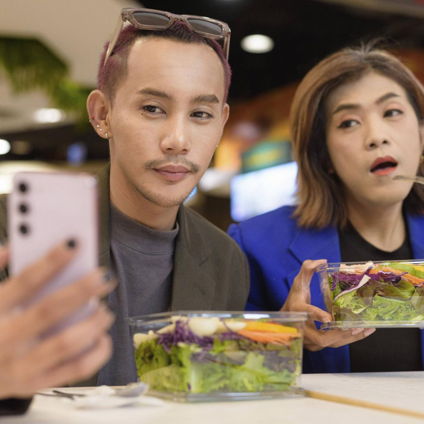 Warum Menschen das Handy ihres Partners durchsuchen