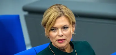Julia Kl&ouml;ckner hisst die Regenbogenflagge &ndash; aber nur einmal im Jahr