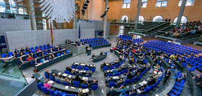 Gro&szlig;e Mehrheit gegen Erh&ouml;hung von Abgeordneten-Bez&uuml;gen &ndash; Linke und AfD f&uuml;r Abschaffung