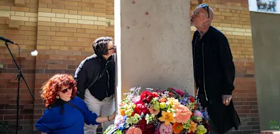 Inklusive &bdquo;Kissing Stone&ldquo; &ndash; Grab- und Gedenkst&auml;tte f&uuml;r queere Menschen auf Friedhof eingeweiht