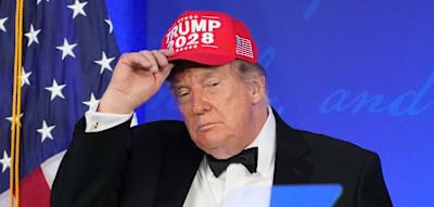 Dann zieht der US-Pr&auml;sident eine rote &bdquo;Trump 2028&ldquo; Kappe auf