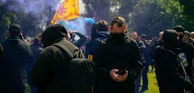 Anti-Einwanderer-Proteste &ndash; &bdquo;erhebliche Unruhen&ldquo;  bei Zusammensto&szlig; mit Gegendemonstranten
