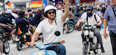 Siegmund macht weiter Wahlkampf auf Simson &ndash; und trifft auf ZDF-Reporter mit Rennrad