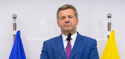 Schulze verteidigt Ost-Revolte &ndash; SPD-Ministerpr&auml;sidentin bringt Tauschgesch&auml;ft ins Spiel