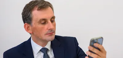&bdquo;Selbst Kinder verbreiten rechtsradikale Spr&uuml;che&ldquo; &ndash; Bildungsminister warnt vor Informationsblasen