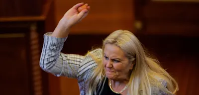 Aufruhr im Parlament &ndash; Regierungschef von Abgeordneter mit Eiern beworfen