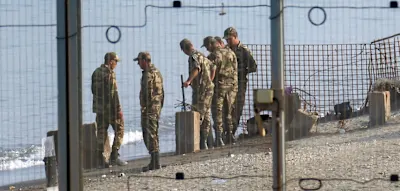 Soldaten in Kampfuniform bewachen Str&auml;nde &ndash; Ceuta r&uuml;stet sich f&uuml;r neuen Migranten-Ansturm