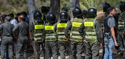 Rund 300 Migranten auf H&uuml;gel nahe der Grenze zu Ceuta festgenommen &ndash; Polizei setzt Tr&auml;nengas ein