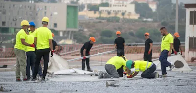 Spaniens Regierung &uuml;bergeht lokale Beh&ouml;rden und errichtet Migranten-Zeltlager am Hafen