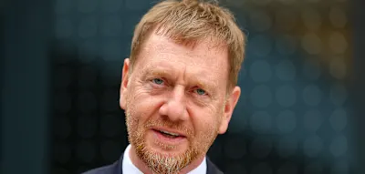&bdquo;Vielleicht h&auml;tte man dieses Land aufteilen sollen&ldquo;, scherzt Kretschmer &uuml;ber Sachsen-Anhalt