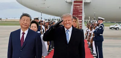 Trump empf&auml;ngt Xi in Handschuhen &ndash; und zuckt bei Bomber-&Uuml;berflug zusammen