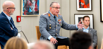 Und dann legt eine Sch&uuml;lerin Deutschlands oberstem Soldaten noch &bdquo;ein richtiges Brett&ldquo; hin