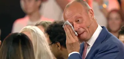 &bdquo;Selbst der Kanzler hat Tr&auml;nen in den Augen&ldquo; &ndash; Merz zeigt sich bei Schulpreis sichtlich ger&uuml;hrt