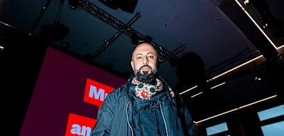 Pl&ouml;tzlich h&auml;lt ein fremder Mann Ferat Kocak ein Handy vors Gesicht &ndash; mit Firas Remmo am Apparat