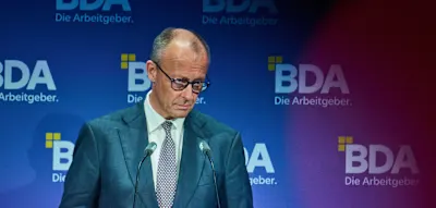 &bdquo;Wir brauchen Sie&ldquo;, sagt Merz mit rauer Stimme &ndash; Arbeitgeberchef warnt vor Bremsern in der Regierung