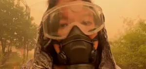 &bdquo;Nirgendwohin kann man fliehen&ldquo;, sagt die Frau mit der Gasmaske vor dem gelben Himmel