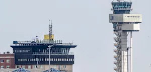 Fahrzeug durchbricht Sicherheitszaun am Flughafen Leipzig &ndash; Ermittlungen laufen in &bdquo;alle Richtungen&ldquo;