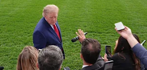 Nach Eklat im Wei&szlig;en Haus &ndash; Trump verbannt Reporter offenbar aus Regierungsflieger