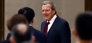 Pl&ouml;tzlich taucht Altkanzler Schr&ouml;der bei einem Forum in China auf