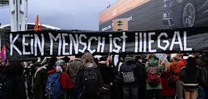 Hunderte Menschen protestieren an Flugh&auml;fen gegen Abschiebungen
